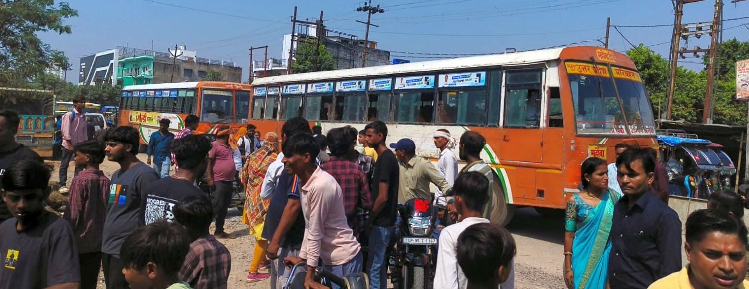 फोटो 11 एमएएचपी 11 परिचय-चरखारी बाईपास मार्ग पर डिवाइडर में कट की मांग को लेकर जाम लगाए मोहल्ले फोटो 11 एमएएचपी 11 परिचय-चरखारी बाईपास मार्ग पर डिवाइडर में कट की मांग को लेकर जाम लगाए मोहल्ले