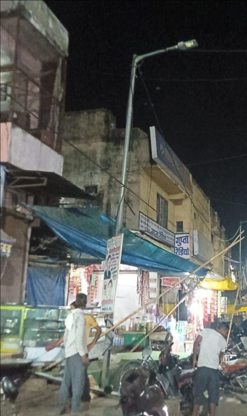 फोटो-15- गौरैया तालाब को जाने वाले रास्ते पर खराब पड़ी लाइट। संवाद फोटो-15- गौरैया तालाब को जाने वाले रास्ते पर खराब पड़ी लाइट। संवाद