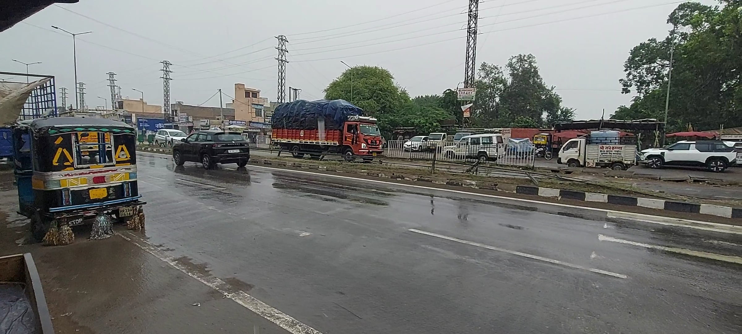 फोटो 19 नरवाना। बारिश आने के दौरान ढका धान। संवाद फोटो 19 नरवाना। बारिश आने के दौरान ढका धान। संवाद