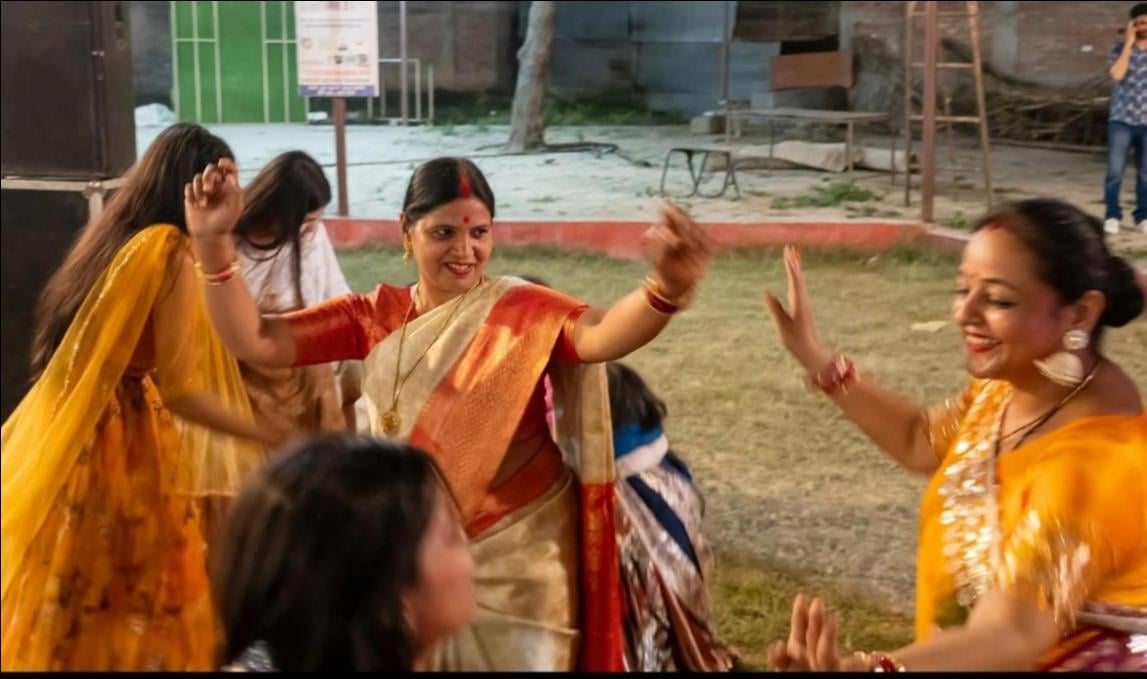 फोटो -2- मुख्य अतिथि को स्मृति चिह्न भेंट कर स्वागत करते आयोजक। स्रोत:आयोजक फोटो -2- मुख्य अतिथि को स्मृति चिह्न भेंट कर स्वागत करते आयोजक। स्रोत:आयोजक