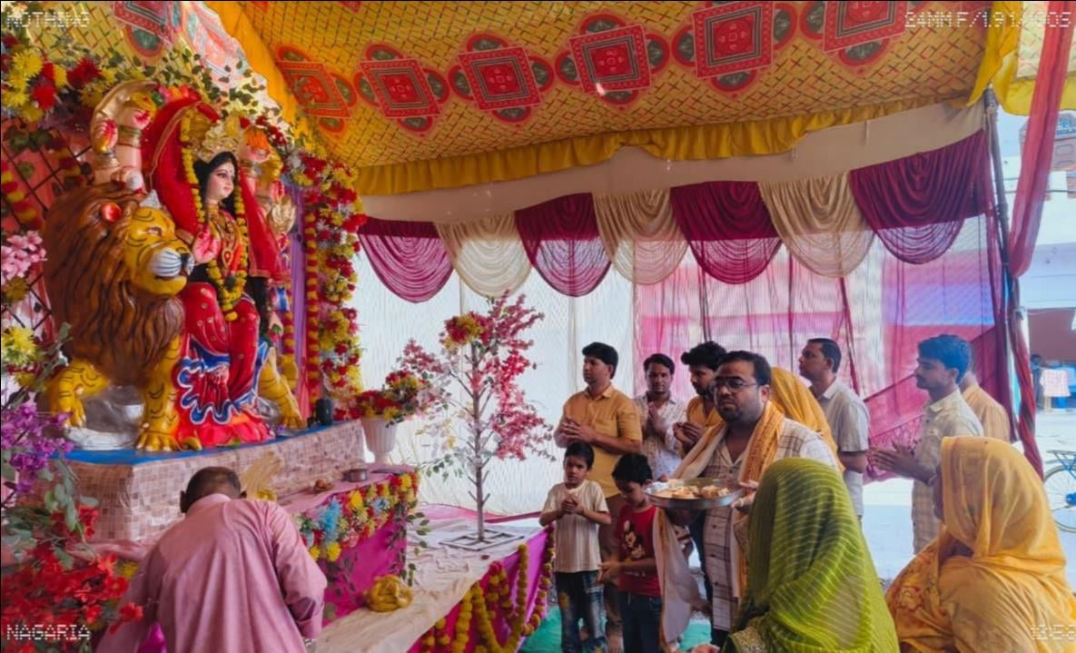 फोटो -23- बिधूना के दुर्गा मंदिर पर पूजा अर्चना करते भक्त। संवाद फोटो -23- बिधूना के दुर्गा मंदिर पर पूजा अर्चना करते भक्त। संवाद