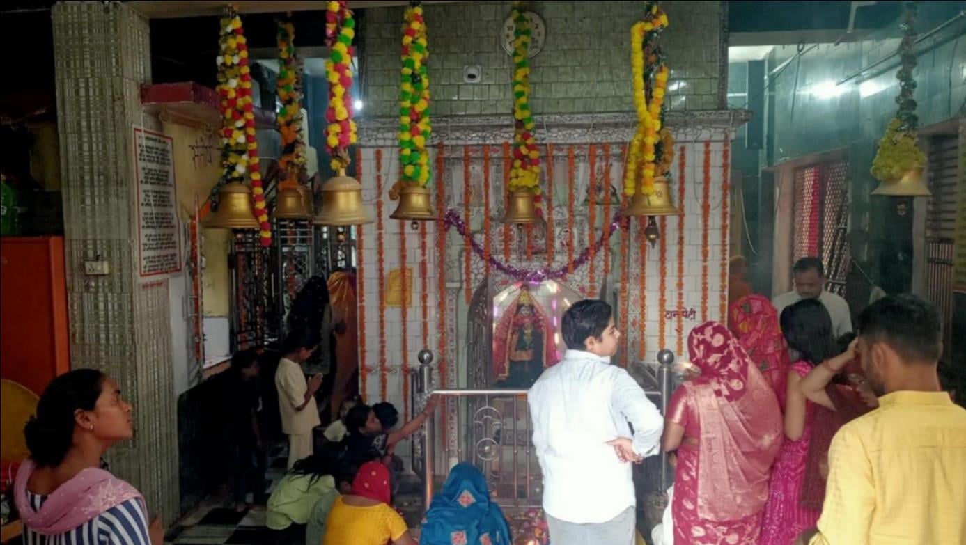 फोटो -23- बिधूना के दुर्गा मंदिर पर पूजा अर्चना करते भक्त। संवाद फोटो -23- बिधूना के दुर्गा मंदिर पर पूजा अर्चना करते भक्त। संवाद