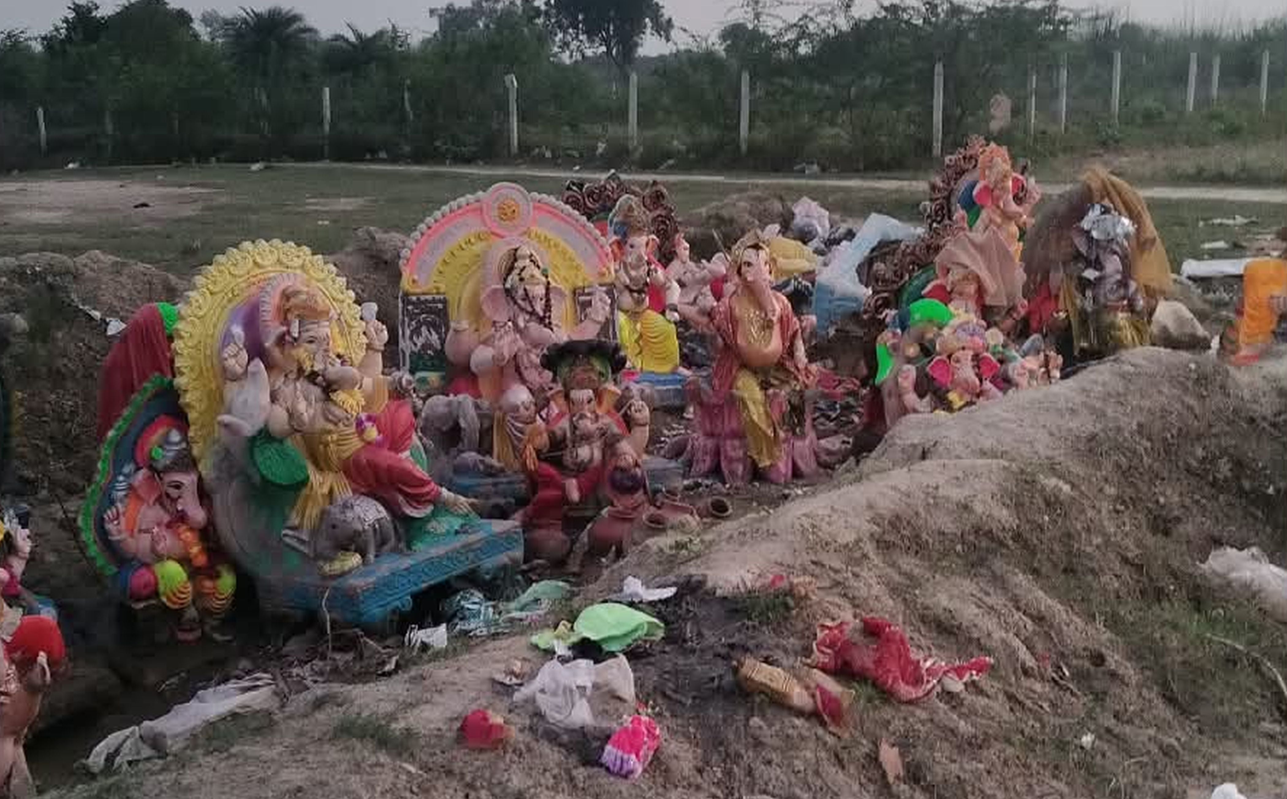 फोटो-29- मलवा थाना क्षेत्र के आदमपुर गंगा घाट किनारे रखी गणपति की प्रतिमा। संवाद फोटो-29- मलवा थाना क्षेत्र के आदमपुर गंगा घाट किनारे रखी गणपति की प्रतिमा। संवाद