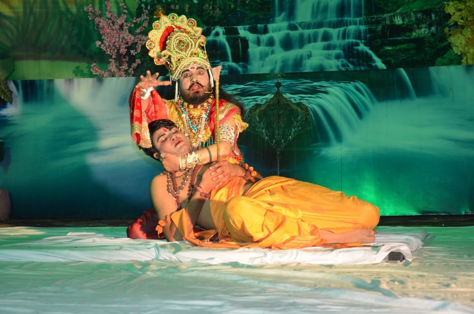 फोटो संख्या:70 हनुमान रामलीला  कमेटी में श्रवण नाटक का मंचन  करते कलाकार--संवाद