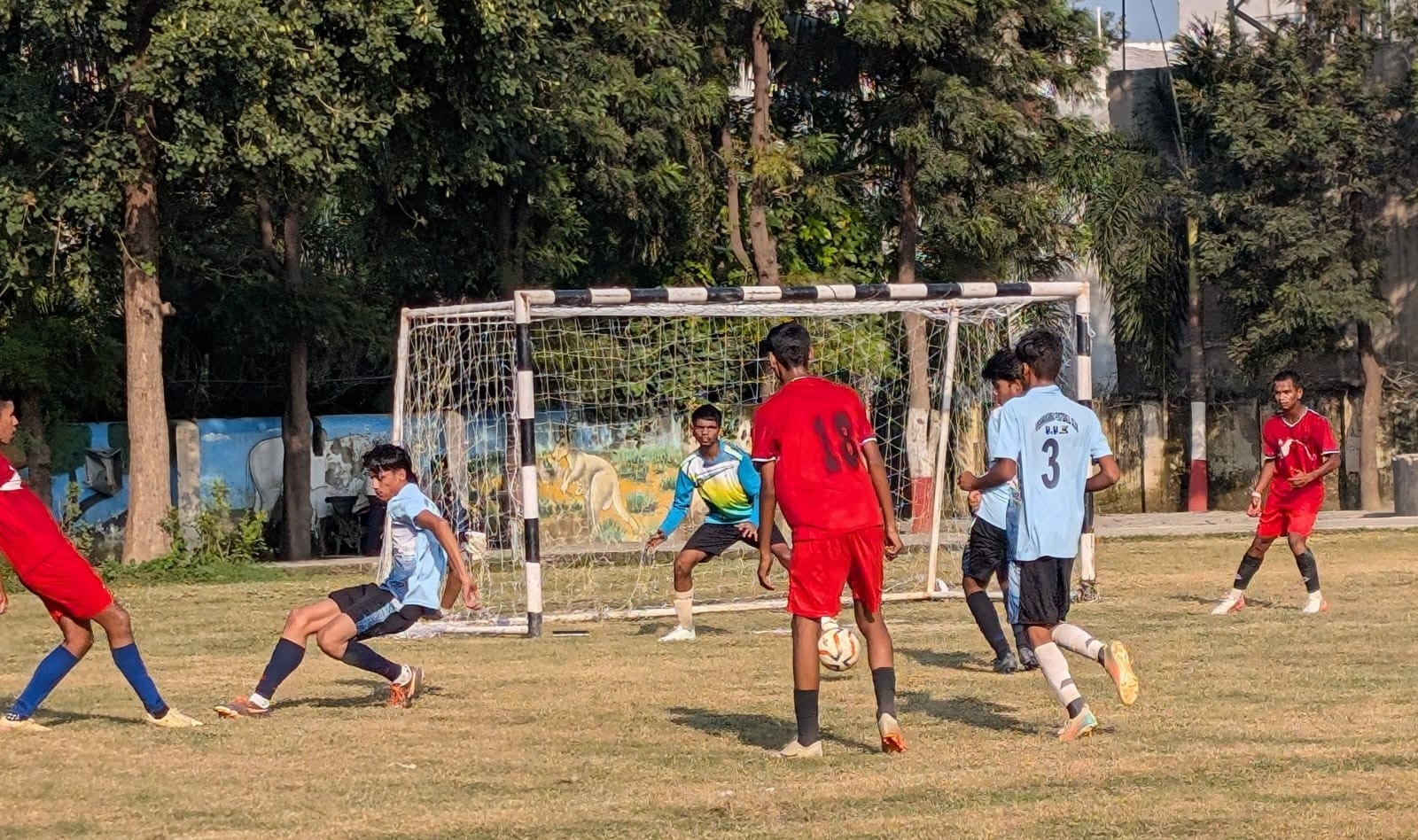 फुटबाल लीग मैच में खिलाड़ियों ने दिखाया दम । फुटबाल लीग मैच में खिलाड़ियों ने दिखाया दम ।