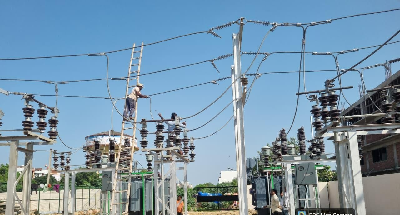गोमतीनगर में बने नए बिजलीघर व कंट्रोल रूम। गोमतीनगर में बने नए बिजलीघर व कंट्रोल रूम।