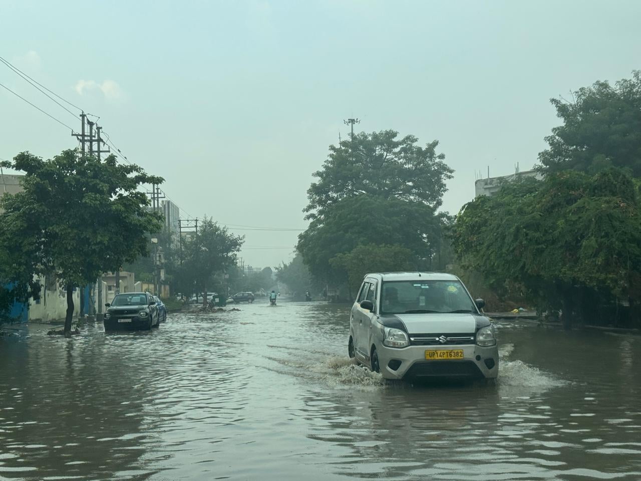 ग्रेटर नोएडा के इकोटेक तीन में बारिश के बाद जलभराव। संवाद