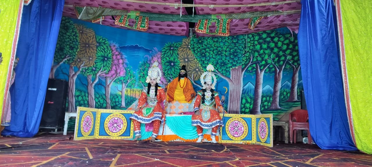 हस्तिनापुर में रामलीला मंचन करते कलाकार स्रोत संवाद हस्तिनापुर में रामलीला मंचन करते कलाकार स्रोत संवाद