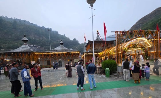 हॉटकोटी मंदिर के बाहर शाम के समयआरती के इंतजार में खड़े श्रद्धालु हॉटकोटी मंदिर के बाहर शाम के समयआरती के इंतजार में खड़े श्रद्धालु