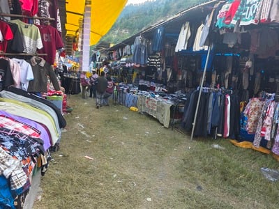 हॉटकोटी मंदिर के बाहर शाम के समयआरती के इंतजार में खड़े श्रद्धालु हॉटकोटी मंदिर के बाहर शाम के समयआरती के इंतजार में खड़े श्रद्धालु