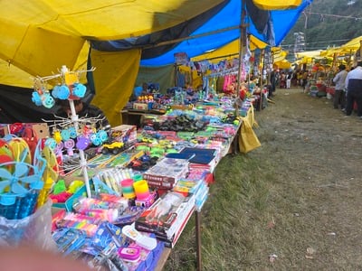हॉटकोटी मंदिर के बाहर शाम के समयआरती के इंतजार में खड़े श्रद्धालु हॉटकोटी मंदिर के बाहर शाम के समयआरती के इंतजार में खड़े श्रद्धालु