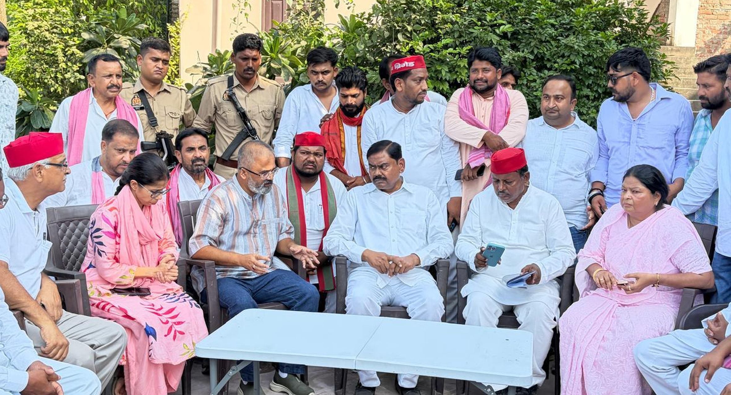 जगतपुर क्षेत्र के उड़वा गांव में ग्रामीणों से जानकारी लेती सपा प्रतिनिधि की टीम। जगतपुर क्षेत्र के उड़वा गांव में ग्रामीणों से जानकारी लेती सपा प्रतिनिधि की टीम।