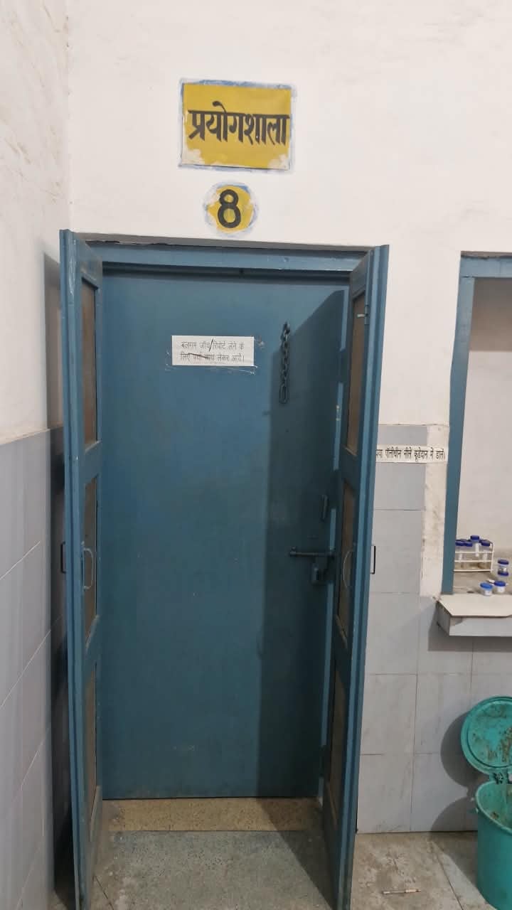 जिला क्षय रोग कार्यालय में विरोध जताते संविदा टीबी कर्मी। स्रोत : संगठन
