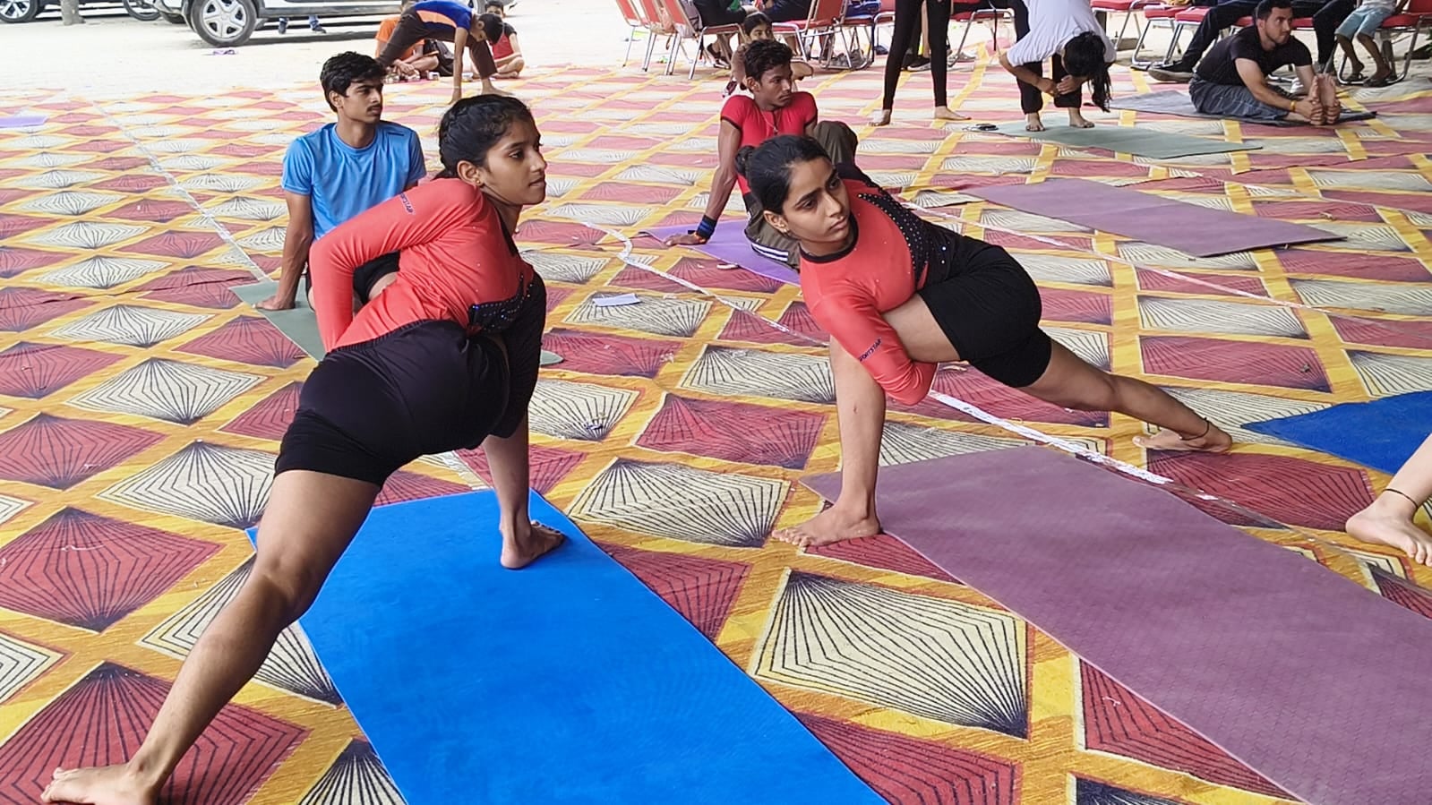 जिला स्तरीय योगास्न प्रतियोगिता में योग करते प्रतिभागी। स्रोत : समिति जिला स्तरीय योगास्न प्रतियोगिता में योग करते प्रतिभागी। स्रोत : समिति