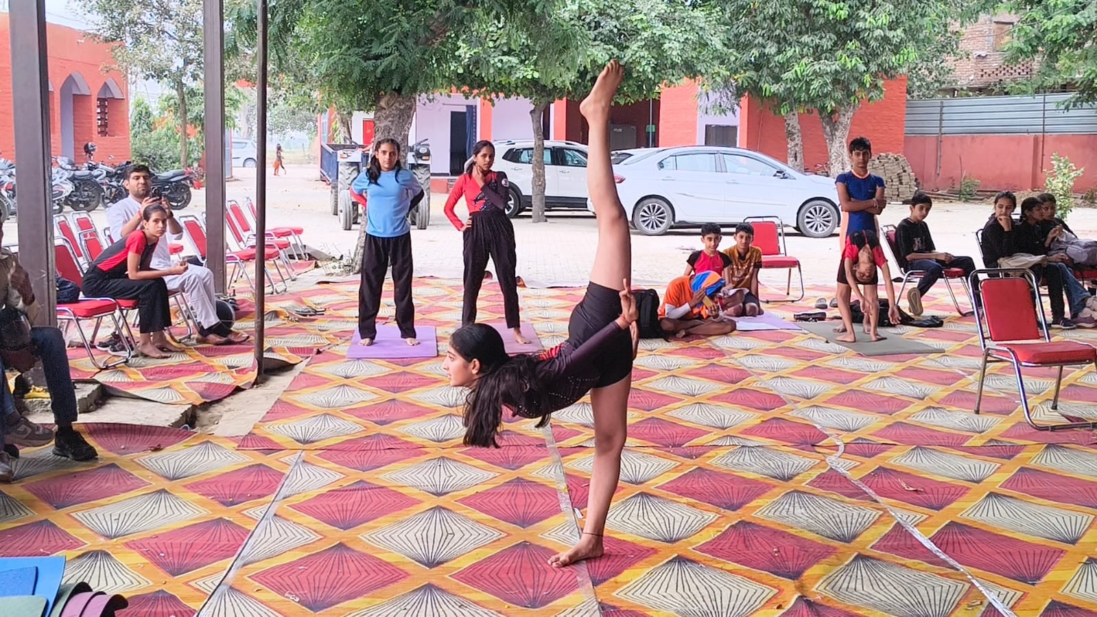 जिला स्तरीय योगास्न प्रतियोगिता में योग करते प्रतिभागी। स्रोत : समिति जिला स्तरीय योगास्न प्रतियोगिता में योग करते प्रतिभागी। स्रोत : समिति