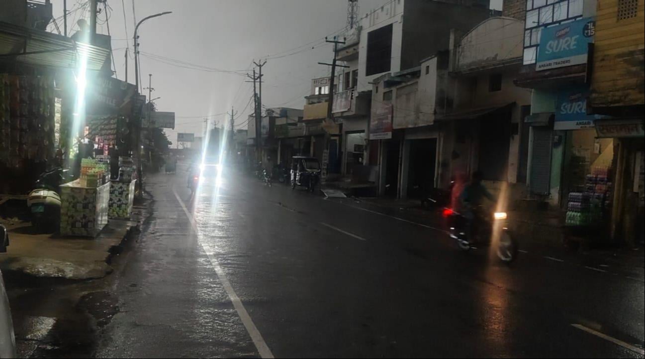 जलालाबाद क्षेत्र में बारिश व तूफान के कारण गिरी धान की फसल। संवाद जलालाबाद क्षेत्र में बारिश व तूफान के कारण गिरी धान की फसल। संवाद