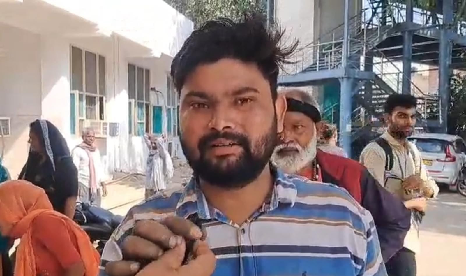 जानकारी देते पूजा। संवाद