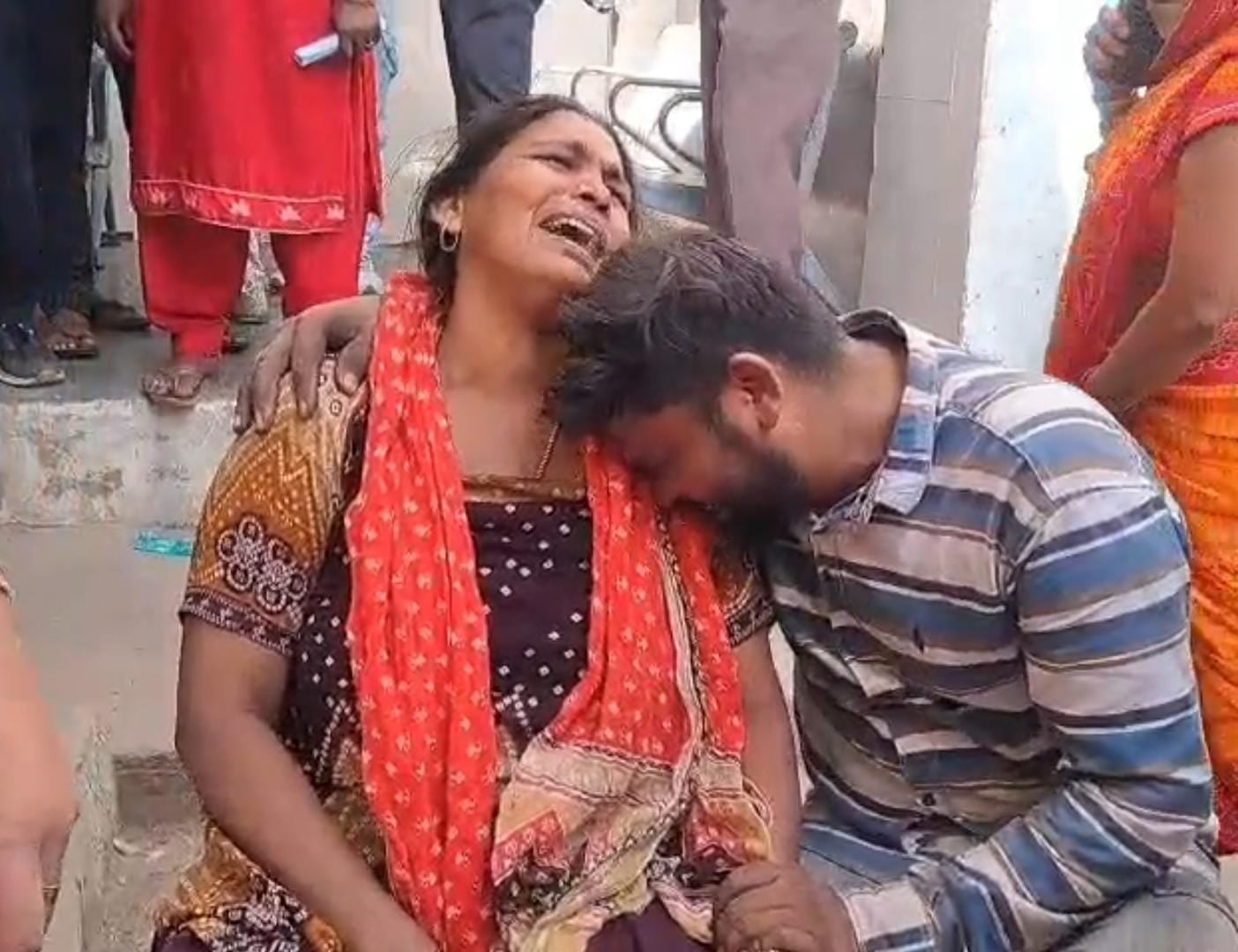 जानकारी देते पूजा। संवाद