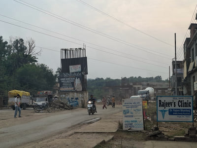 जसूर में हाई टेंशन वायर को ऊंचा ना किये जाने से अटका हुआ पिलरों की कैपिंग का कार्य। संवाद जसूर में हाई टेंशन वायर को ऊंचा ना किये जाने से अटका हुआ पिलरों की कैपिंग का कार्य। संवाद