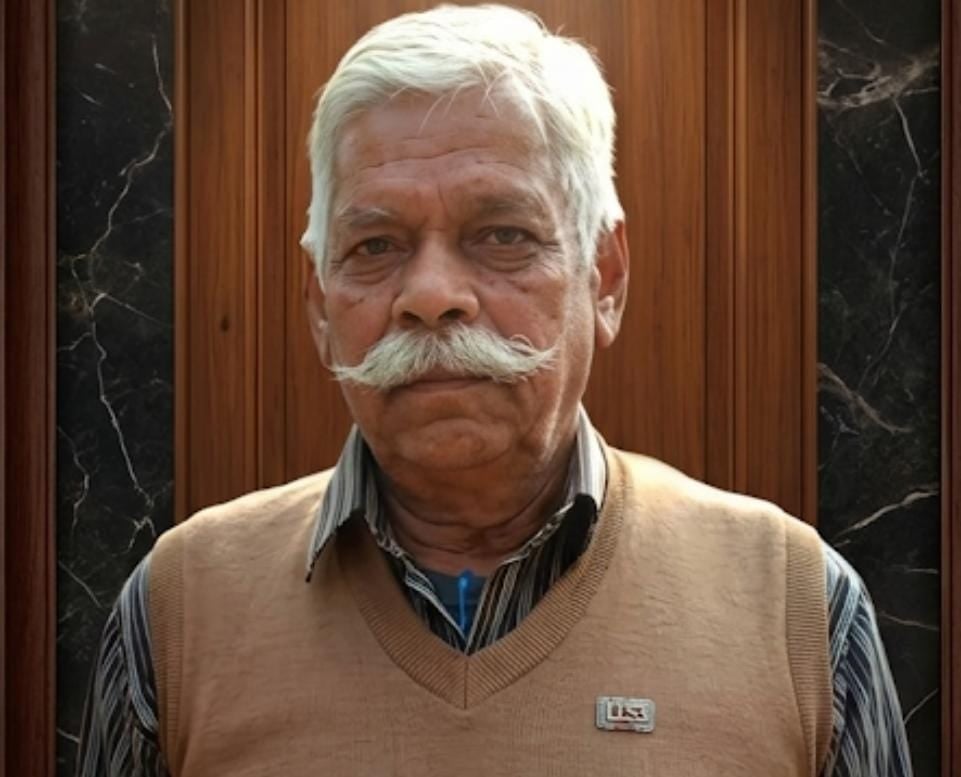जैतीपुर में सलामी के बाद सूबेदार के परिजनाें को तिरंगा देते सेना के जवान। स्रोत: जागरूक पाठक जैतीपुर में सलामी के बाद सूबेदार के परिजनाें को तिरंगा देते सेना के जवान। स्रोत: जागरूक पाठक