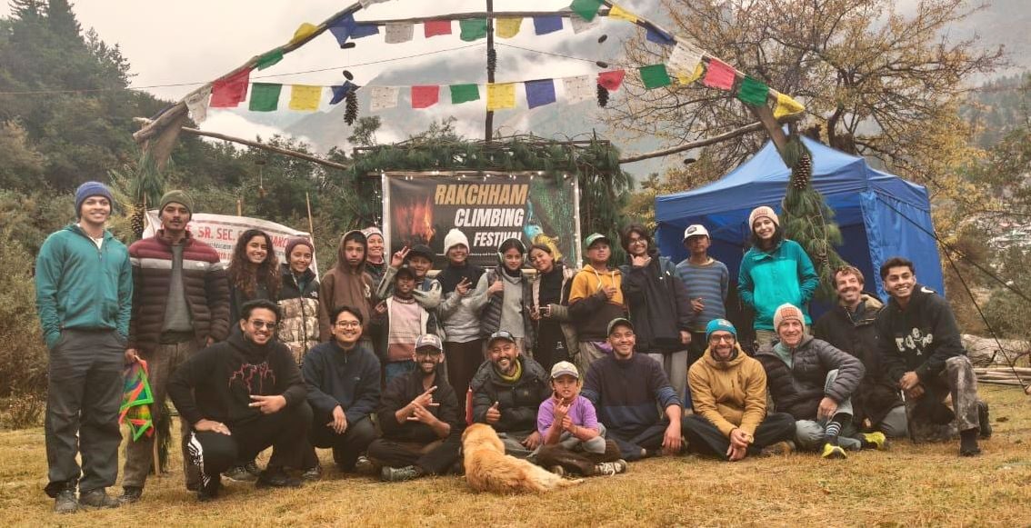 किन्नौर जिले के रकछम में रॉक क्लाइबिंग करते प्रतिभागी। स्रोत : क्लब किन्नौर जिले के रकछम में रॉक क्लाइबिंग करते प्रतिभागी। स्रोत : क्लब