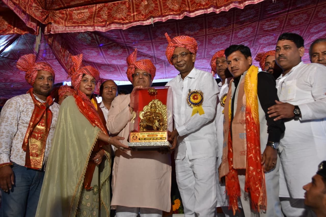 कार्यक्रम में मुख्यातिथि का स्वागत करते हुए रामप्रताप गुप्ता। प्रवक्ता कार्यक्रम में मुख्यातिथि का स्वागत करते हुए रामप्रताप गुप्ता। प्रवक्ता