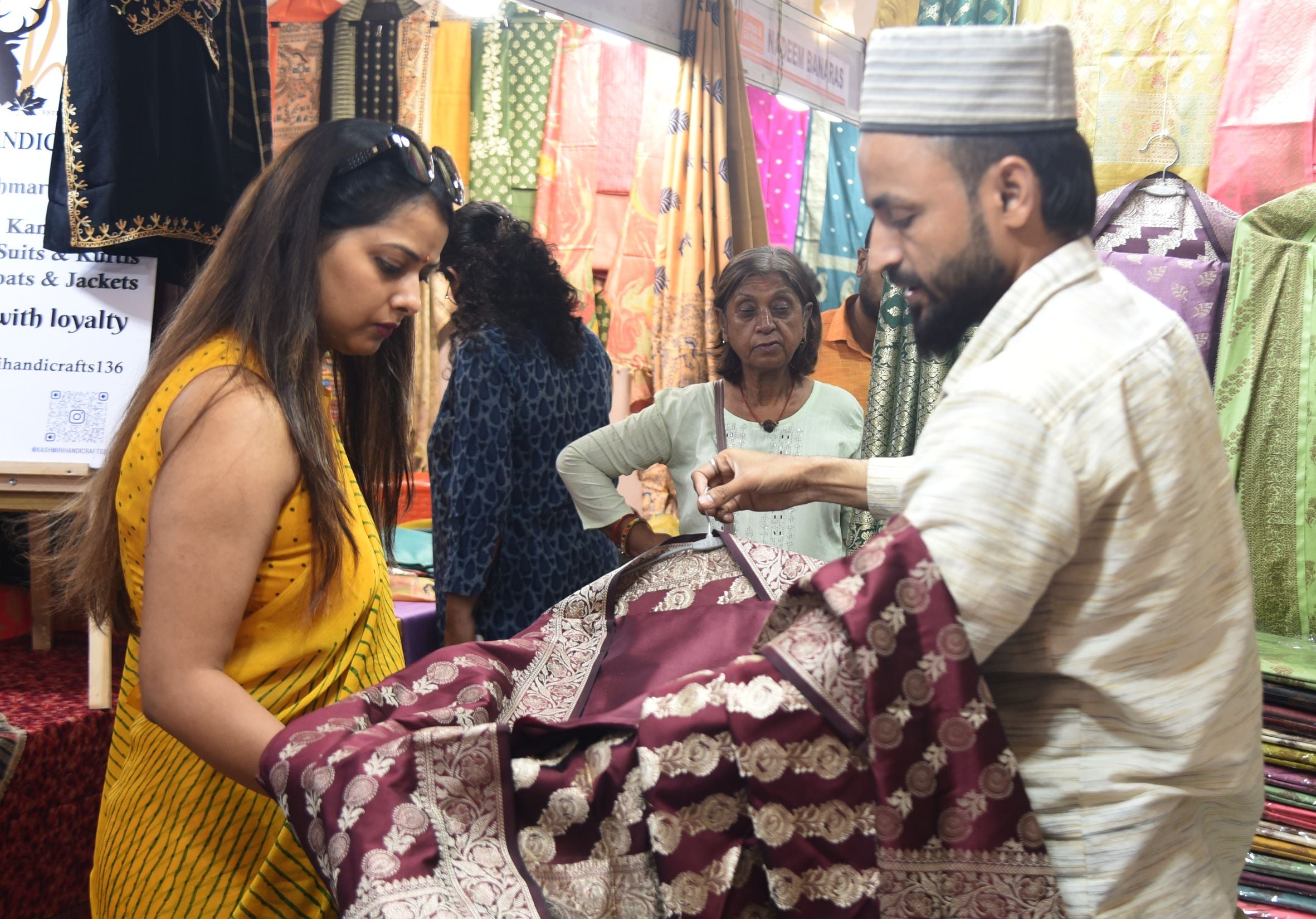 कैसरबाग स्थित सफेद बारादरी में आयोजित कॉटन एंड सिल्क फैब प्रदर्शनी में कपड़े पसंद करतीं महिलाएं