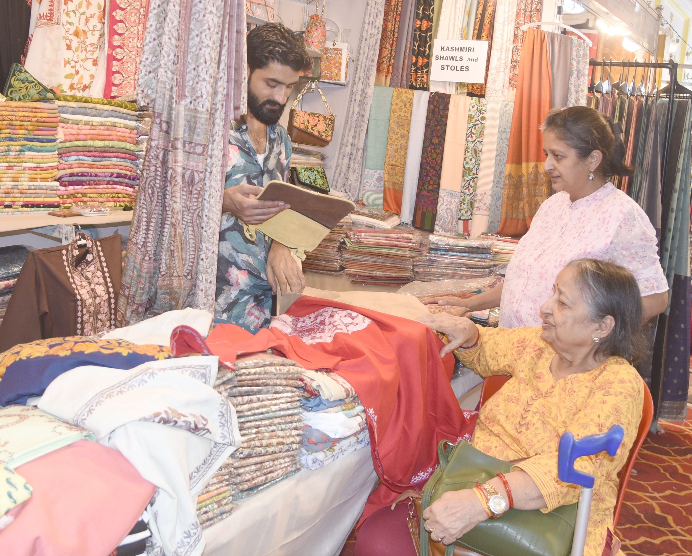 कैसरबाग स्थित सफेद बारादरी में आयोजित कॉटन एंड सिल्क फैब प्रदर्शनी में कपड़े पसंद करतीं महिलाएं