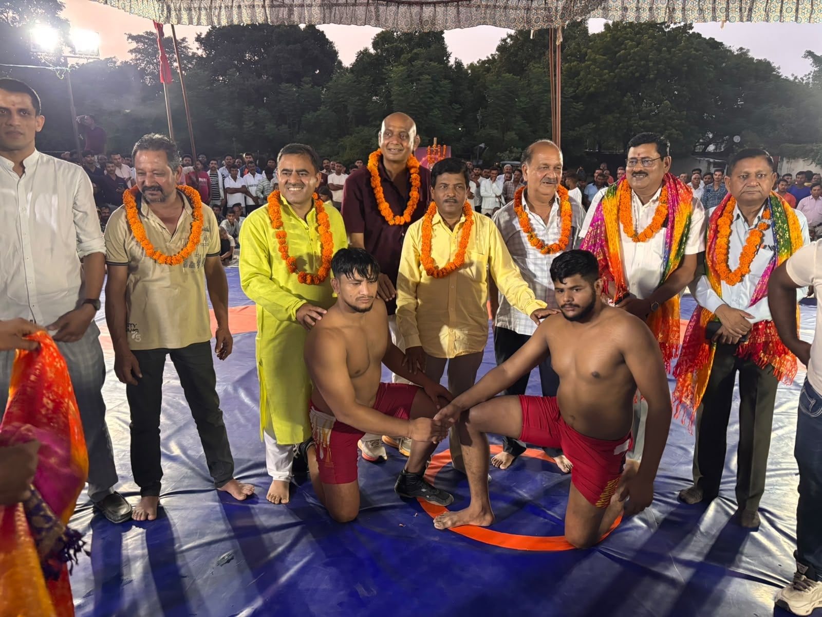 कुश्ती के दौरान हाथ मिलाते पहलवान