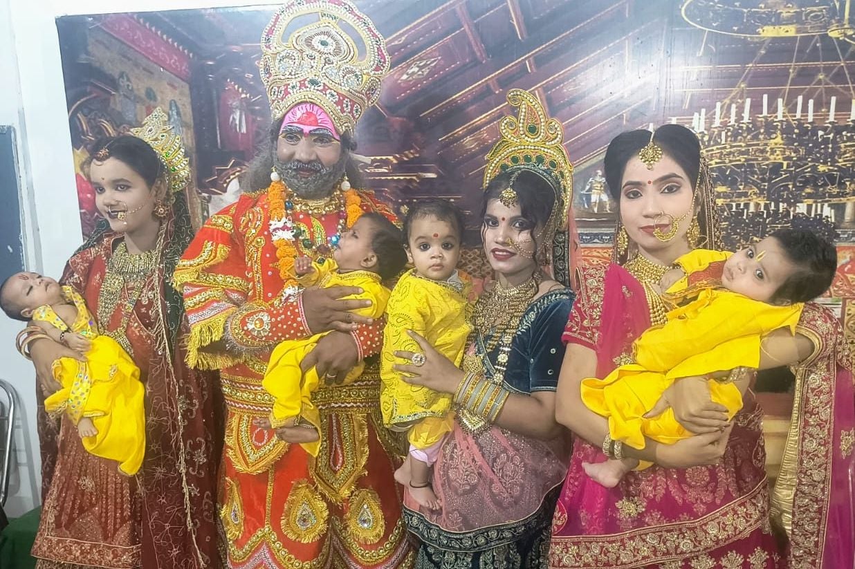 खिरनीबाग रामलीला में श्रीराम जन्म के बाद बाल लीलाओं का मंचन करते कलाकार। संवाद खिरनीबाग रामलीला में श्रीराम जन्म के बाद बाल लीलाओं का मंचन करते कलाकार। संवाद