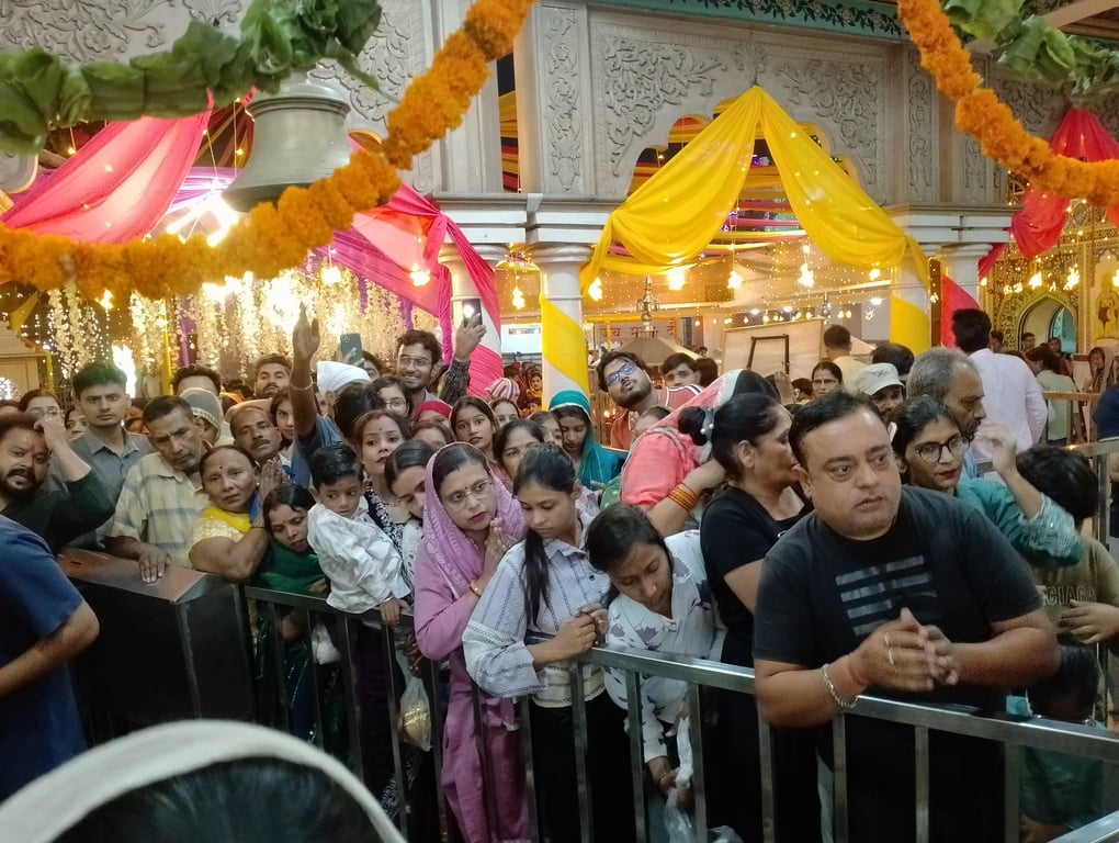 लाईटों से सजाया प्राचीन देवी मंदिर। संवाद लाईटों से सजाया प्राचीन देवी मंदिर। संवाद