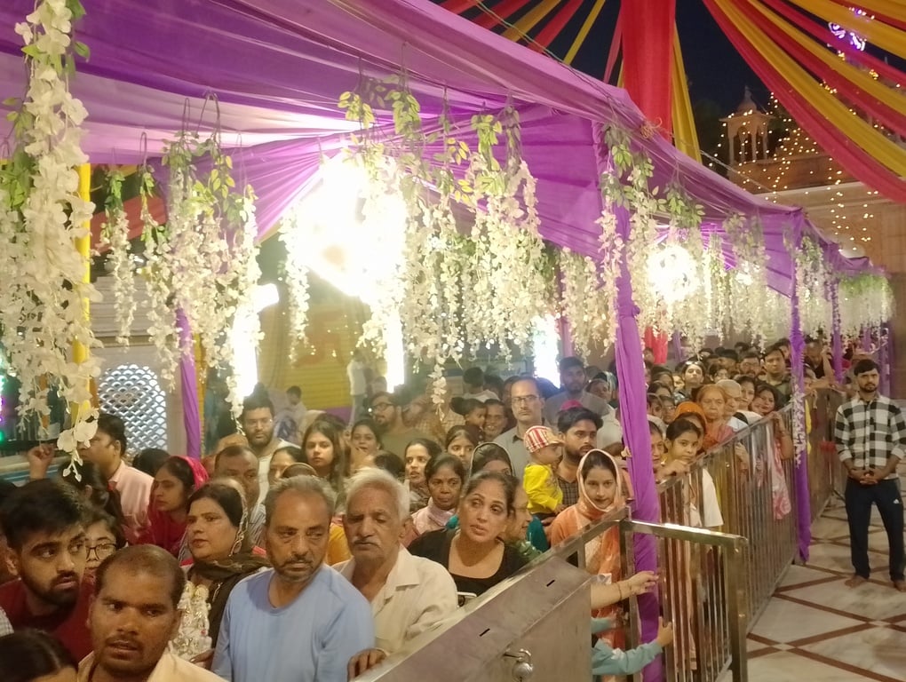लाईटों से सजाया प्राचीन देवी मंदिर। संवाद लाईटों से सजाया प्राचीन देवी मंदिर। संवाद