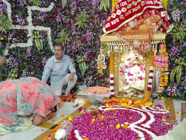 लाईटों से सजाया प्राचीन देवी मंदिर। संवाद लाईटों से सजाया प्राचीन देवी मंदिर। संवाद