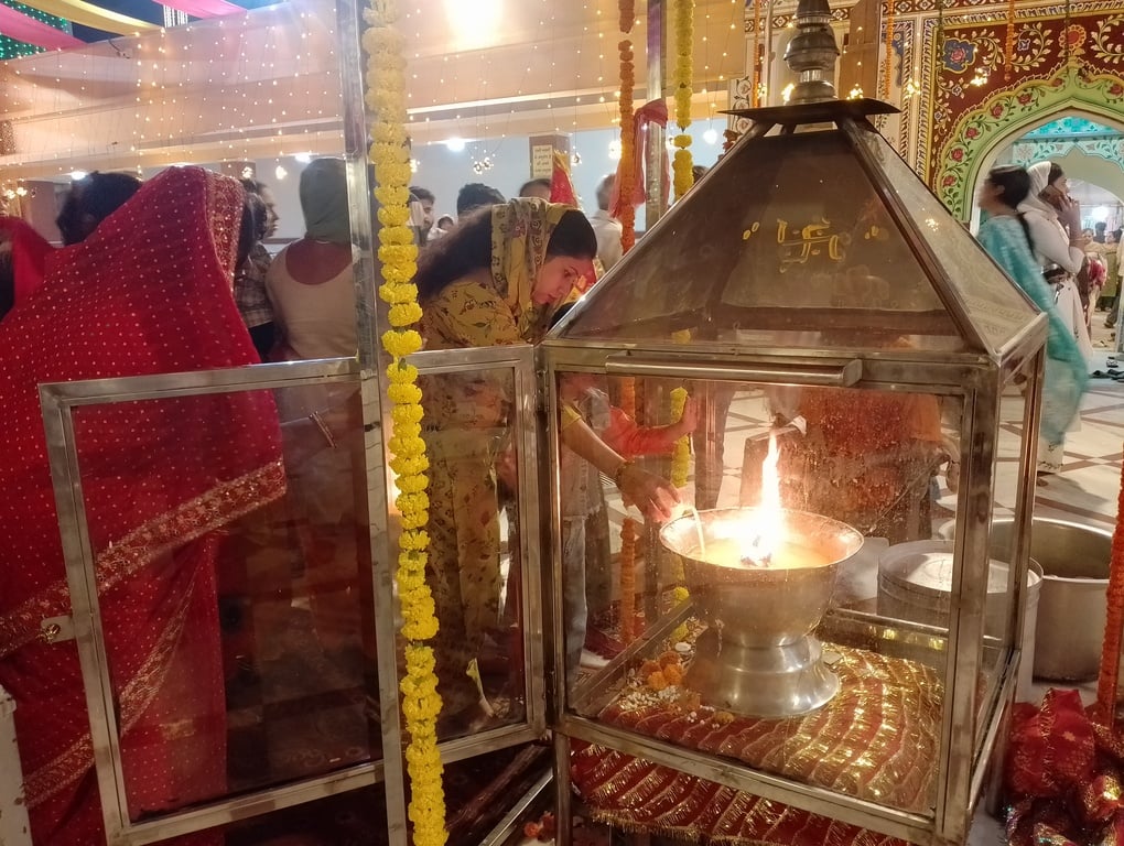 लाईटों से सजाया प्राचीन देवी मंदिर। संवाद लाईटों से सजाया प्राचीन देवी मंदिर। संवाद
