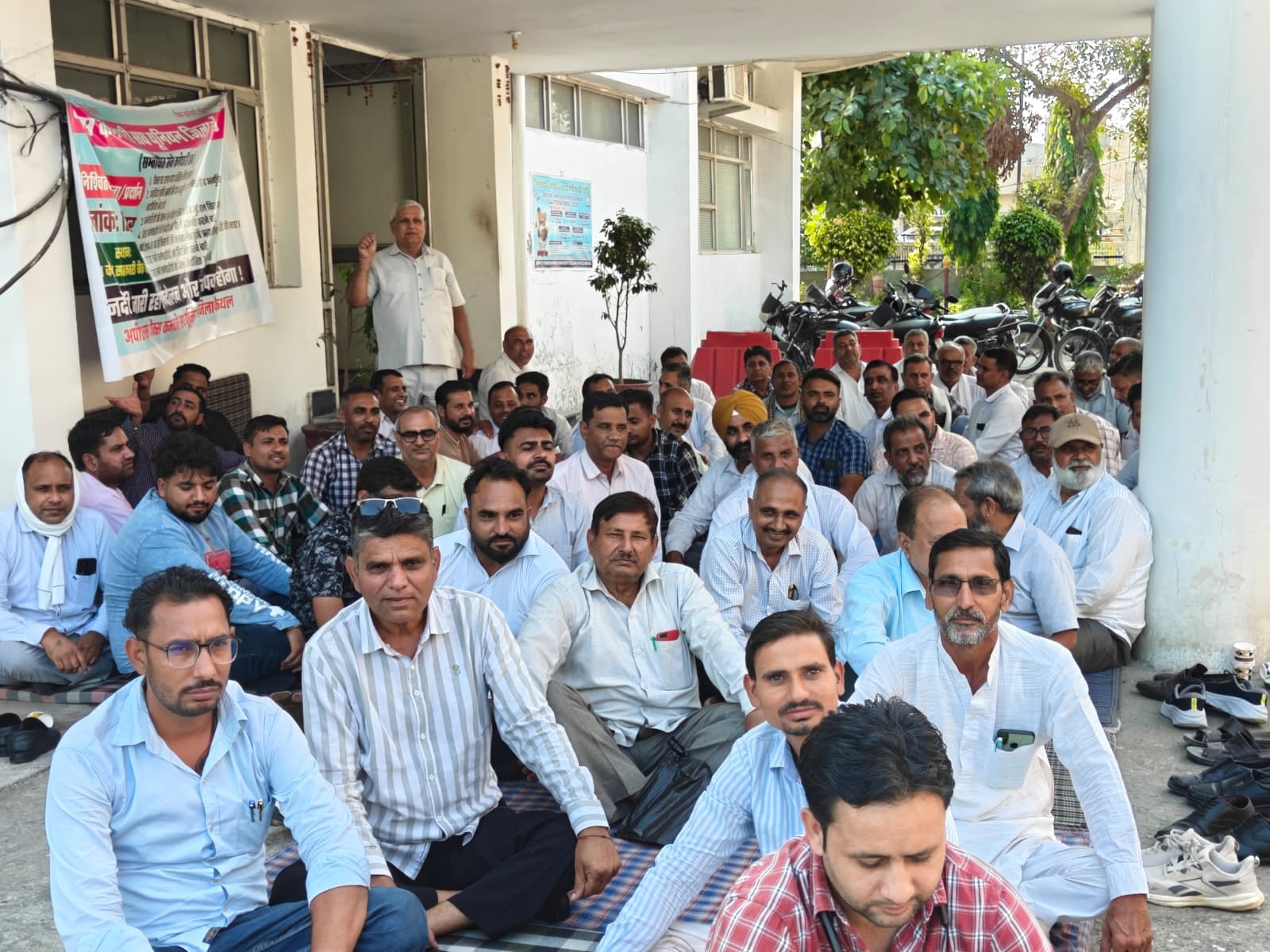 मांगों को लेकर धरना देते पैक्स कर्मचारी व सर्व कर्मचारी संघ के पदाधिकारी। विज्ञप्ति
