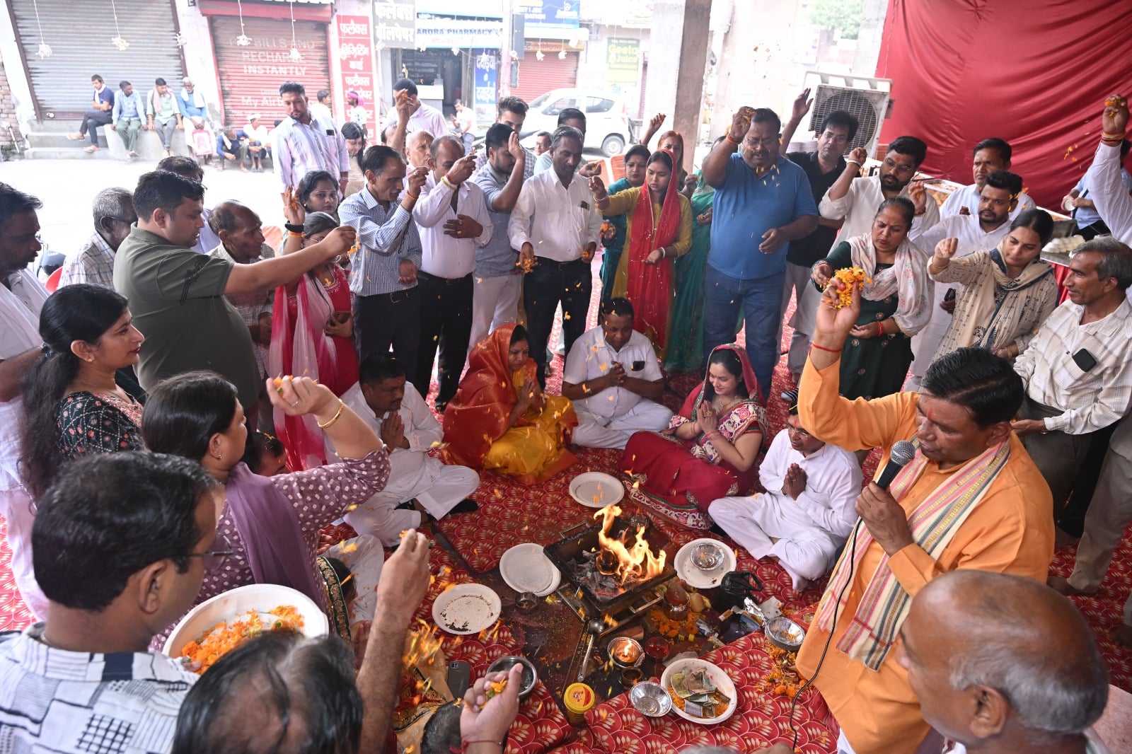 महाराजा अग्रसेन जयंती के उपलक्ष्य में हवन यज्ञ करते हुए समाज के लोग। विज्ञप्ति महाराजा अग्रसेन जयंती के उपलक्ष्य में हवन यज्ञ करते हुए समाज के लोग। विज्ञप्ति