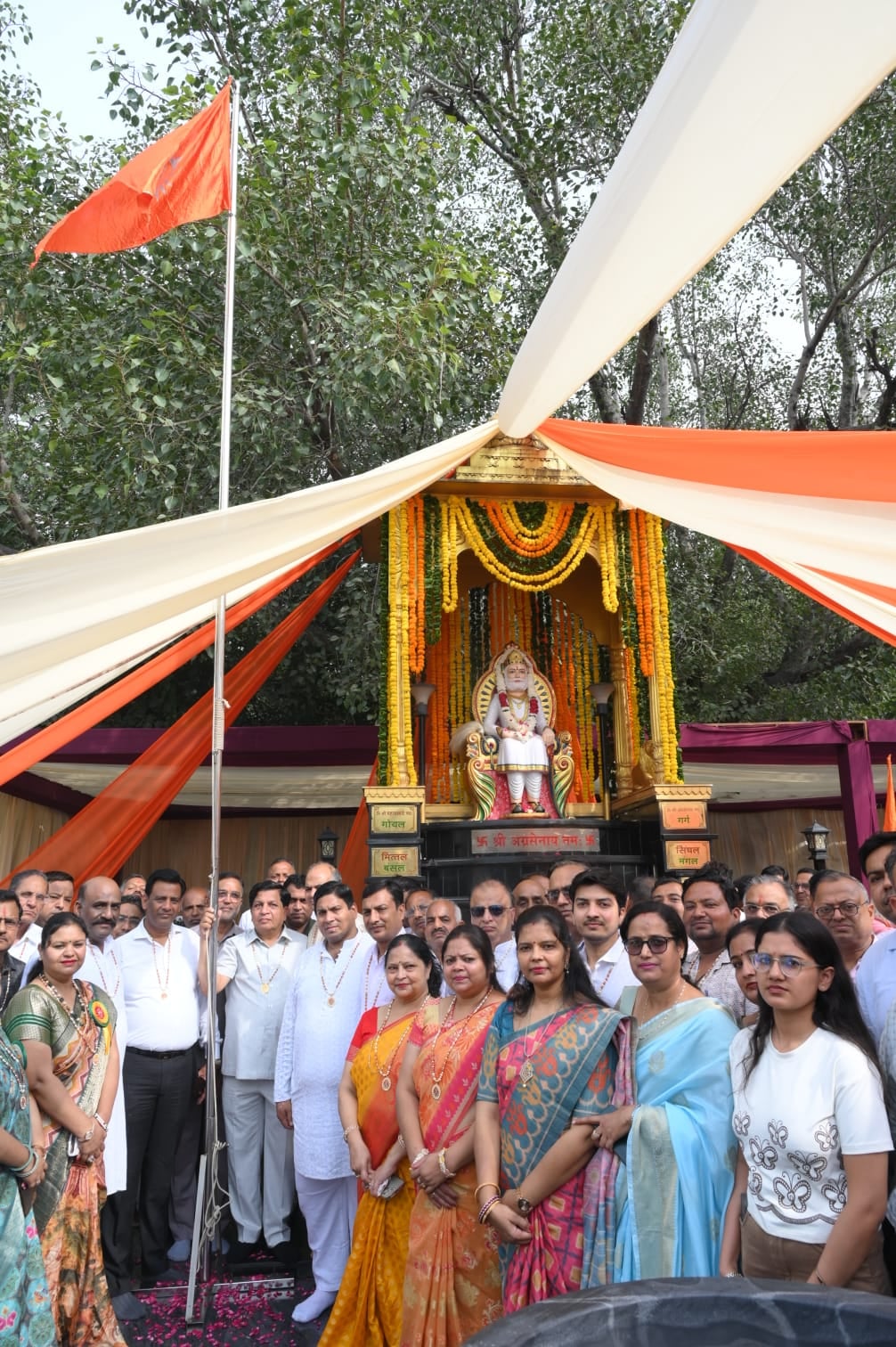 महाराजा अग्रसेन की जयंती मनाते अग्रवाल समाज। स्रोत : समाज महाराजा अग्रसेन की जयंती मनाते अग्रवाल समाज। स्रोत : समाज