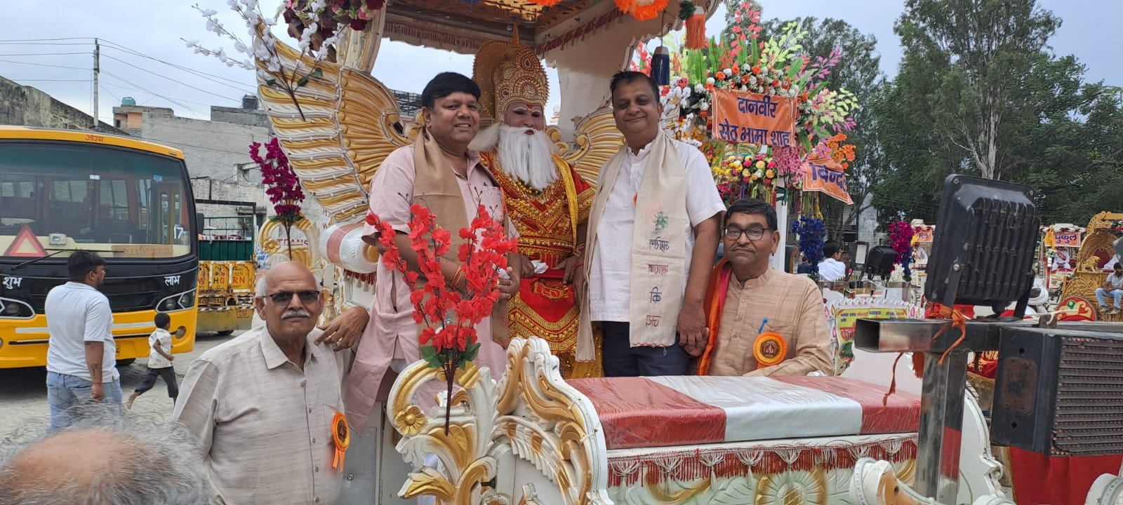 महाराजा अग्रसेन की जयंती पर शोभायात्रा का शुभारंभ करते समाज के लोग। संवाद महाराजा अग्रसेन की जयंती पर शोभायात्रा का शुभारंभ करते समाज के लोग। संवाद