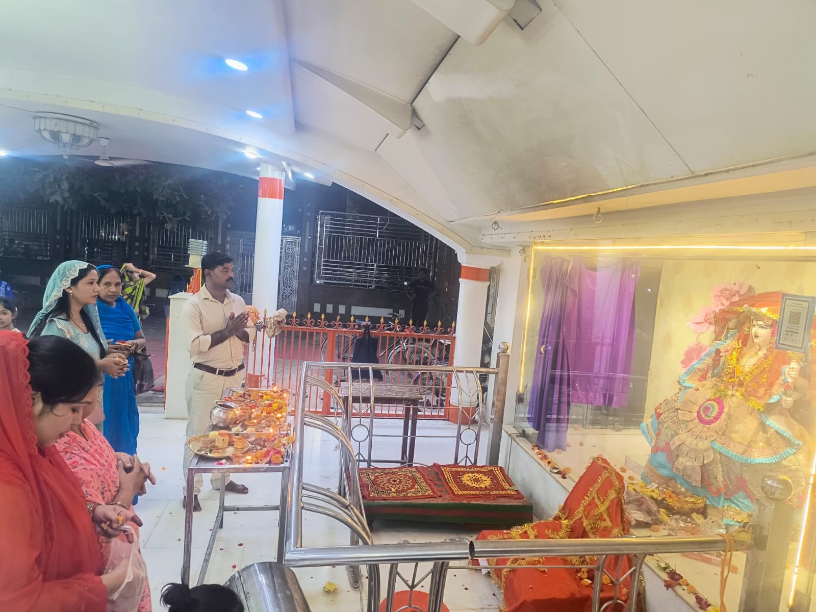 मंदिर में महिलाओं को जागरुक करती एंटी रोमियो टीम। स्रोत: पुलिस