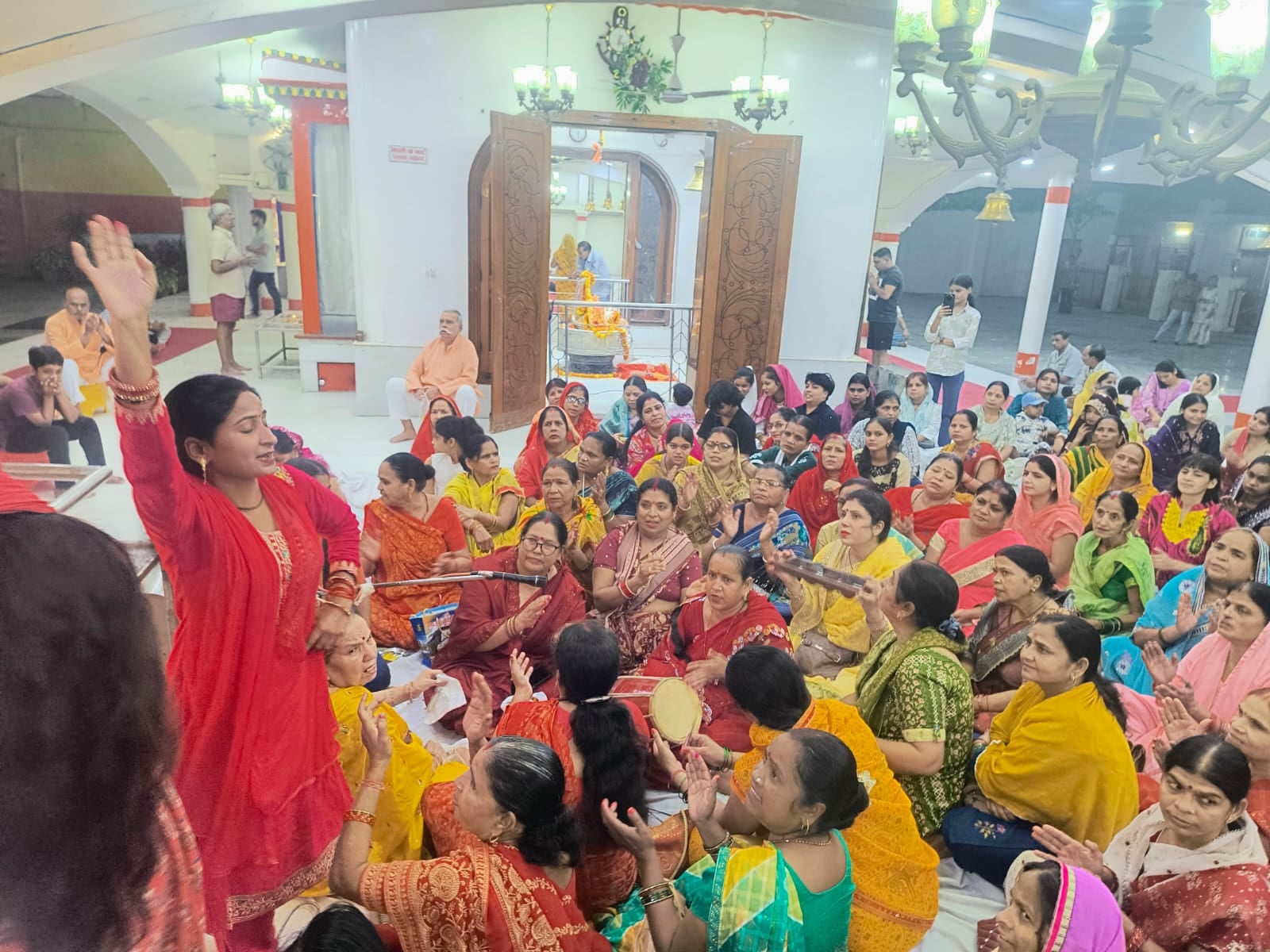 मंदिर में महिलाओं को जागरुक करती एंटी रोमियो टीम। स्रोत: पुलिस