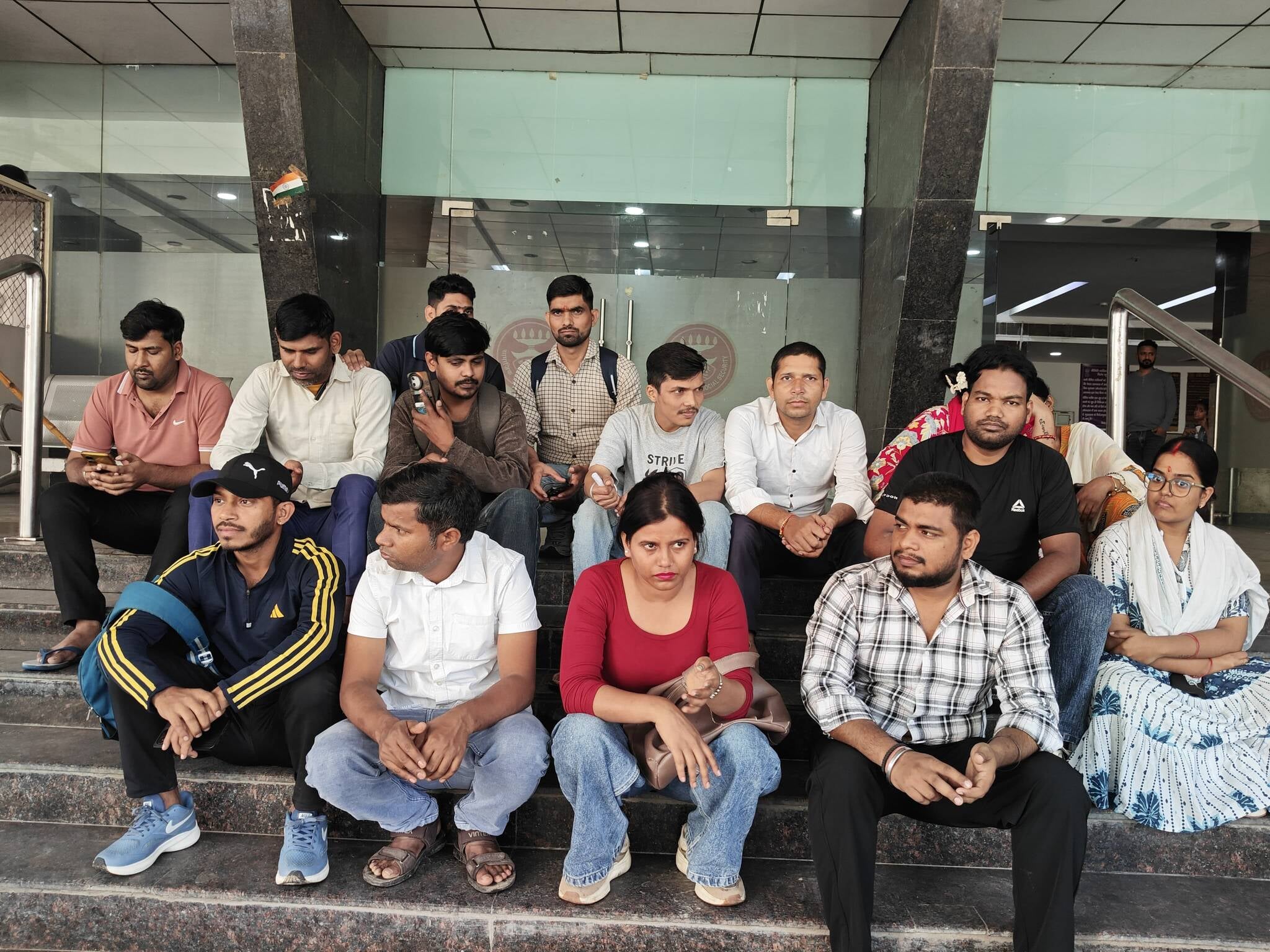 नोएडा नौकरी से निकल जाने पर ईएसआई अस्पताल के बाहर प्रदर्शन करते कर्मचारी। नोएडा नौकरी से निकल जाने पर ईएसआई अस्पताल के बाहर प्रदर्शन करते कर्मचारी।