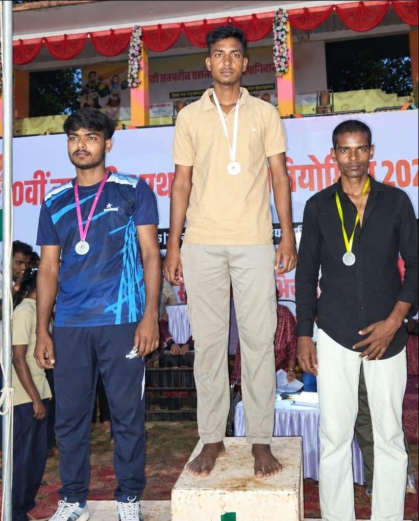 नगर के वीर लोरिक स्पोर्ट्स स्टेडियम में बच्चों द्वारा बनाई गई रंगोली का अवलोकन करते जिले के प्र