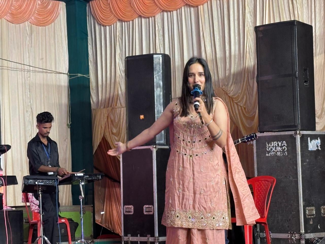 नम्होल मेले में आयोजित सांस्कृतिक संध्या में मौजूद दर्शक। स्रोत: मेला कमेटी नम्होल मेले में आयोजित सांस्कृतिक संध्या में मौजूद दर्शक। स्रोत: मेला कमेटी