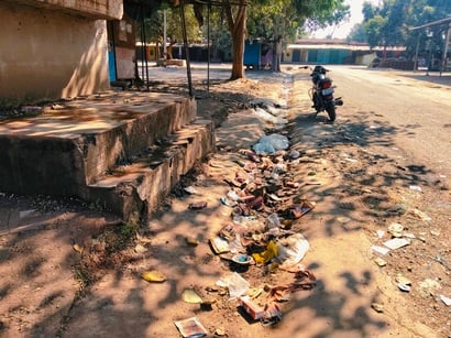 नवीन गल्ला मंडी में शिवमंदिर के पास सड़क के गड्ढों में भरा पानी नवीन गल्ला मंडी में शिवमंदिर के पास सड़क के गड्ढों में भरा पानी