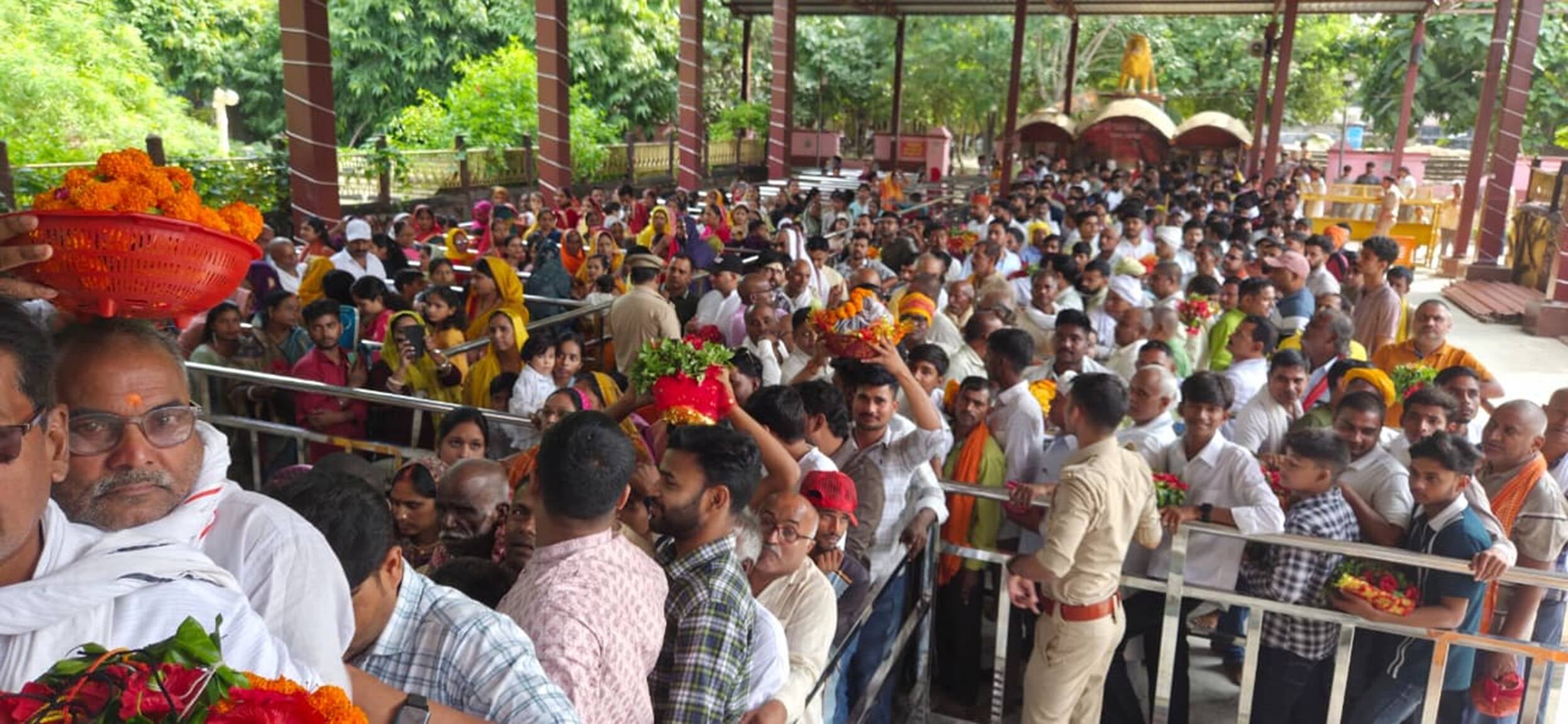 नवरात्र के पहले दिन मां कामाख्या का किया गया श्रृंगार। संवाद नवरात्र के पहले दिन मां कामाख्या का किया गया श्रृंगार। संवाद