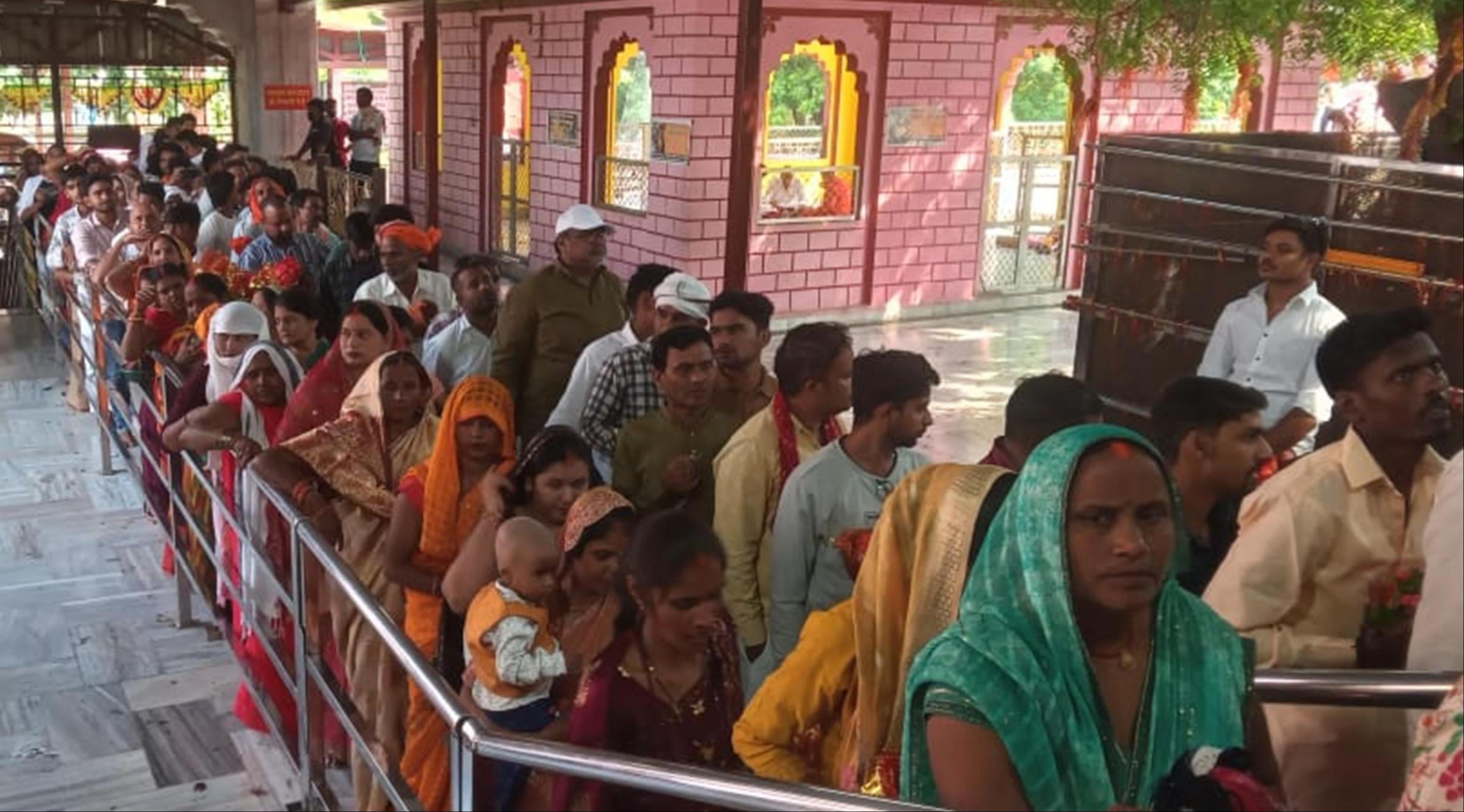 नवरात्र के पहले दिन मां कामाख्या का किया गया श्रृंगार। संवाद नवरात्र के पहले दिन मां कामाख्या का किया गया श्रृंगार। संवाद