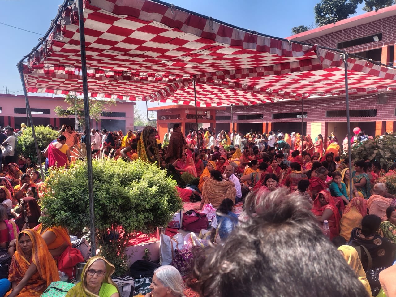 नवरात्र के पहले दिन मां कामाख्या का किया गया श्रृंगार। संवाद नवरात्र के पहले दिन मां कामाख्या का किया गया श्रृंगार। संवाद