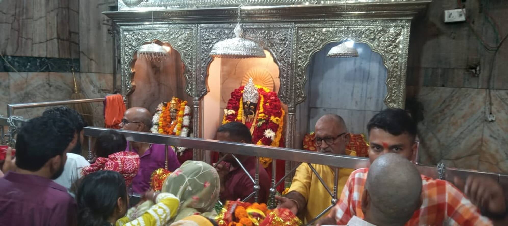 नवरात्र के पहले दिन मां कामाख्या का किया गया श्रृंगार। संवाद नवरात्र के पहले दिन मां कामाख्या का किया गया श्रृंगार। संवाद