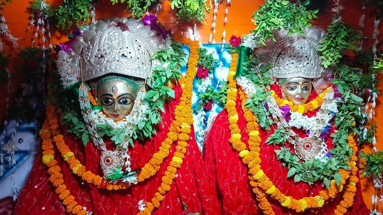 नवरात्र के पहले दिन मां कामाख्या का किया गया श्रृंगार। संवाद नवरात्र के पहले दिन मां कामाख्या का किया गया श्रृंगार। संवाद