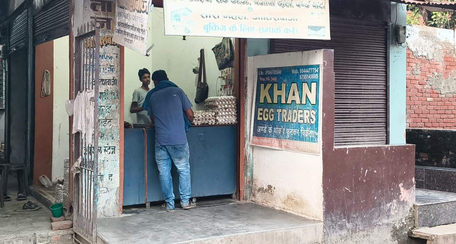 नवरात्र के पहले दिन पड़ाव के सूजाबाद पुलिस चौकी के सामने मछली मंडी में मछली बेचतीं महिला। संवाद नवरात्र के पहले दिन पड़ाव के सूजाबाद पुलिस चौकी के सामने मछली मंडी में मछली बेचतीं महिला। संवाद